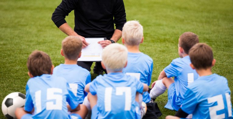 Image illustrant un entraineur avec des enfants 