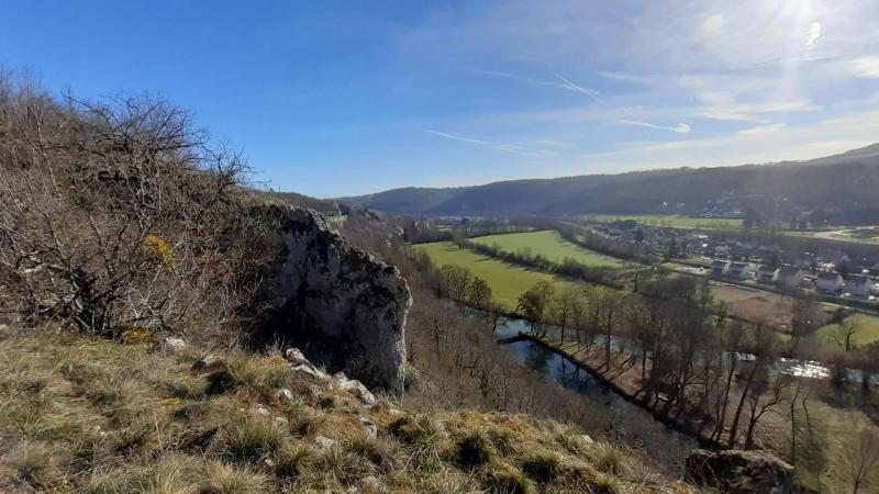 Illustration d'un paysage avec une falaise à Velars-Sur-Ouche 